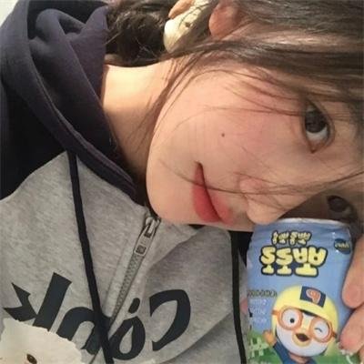 戴流苏耳环的少女